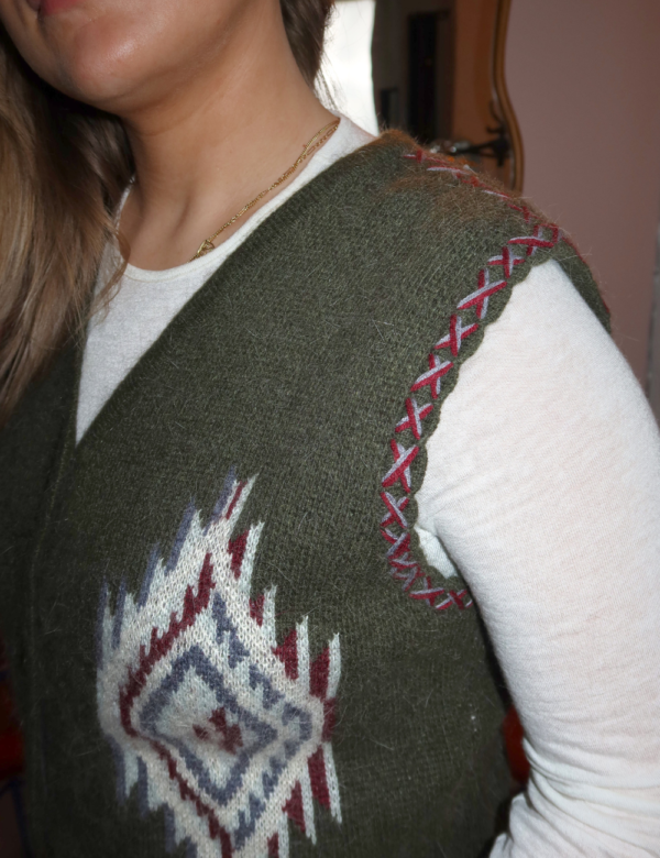 Détail coupe structurée gilet kaki