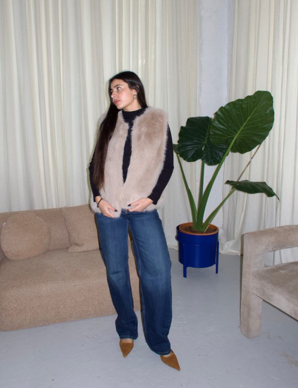 Gilet fourrure beige porté look élégant