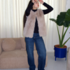 Gilet fourrure beige porté look élégant