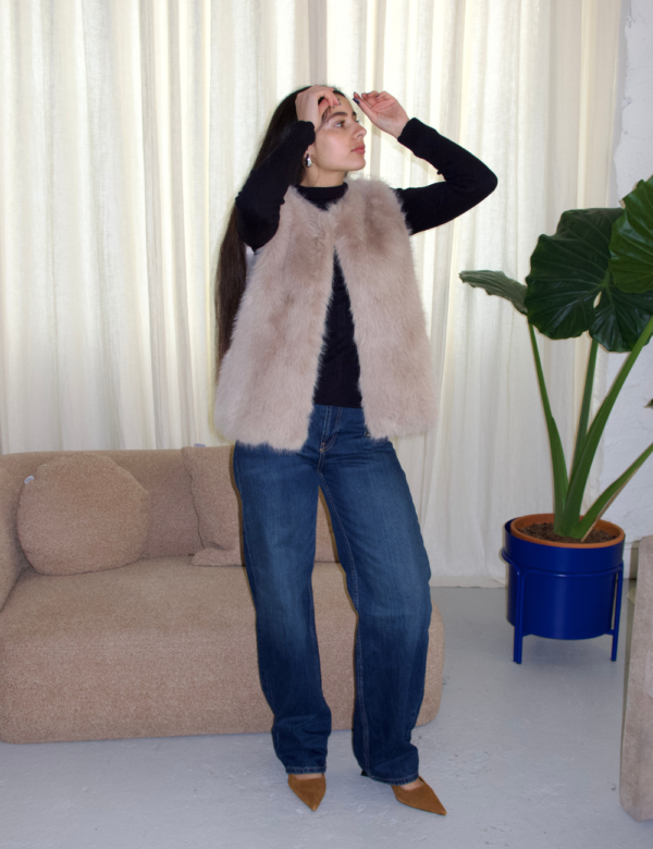 Gilet fourrure beige porté look élégant