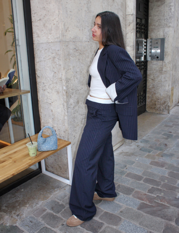 28 pantalon de costume marine à rayures blanches et détail blanc à la taille détails poche