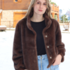 veste en fourrure chocolat avec col montant et boutons