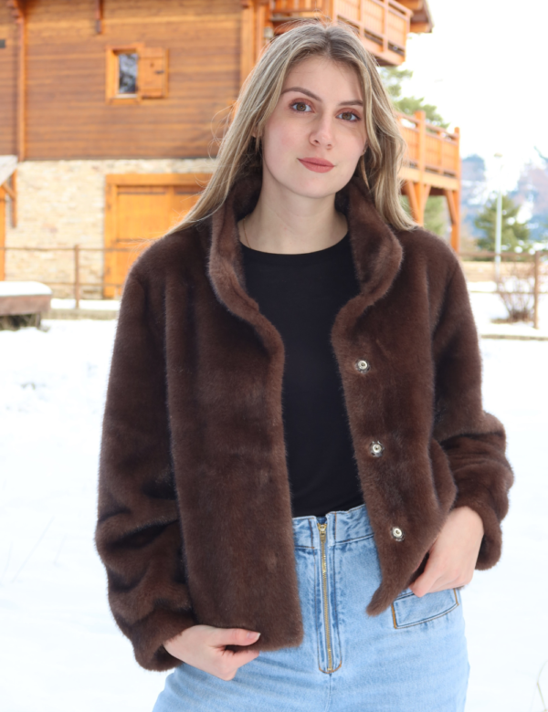 veste en fourrure chocolat avec col montant et boutons