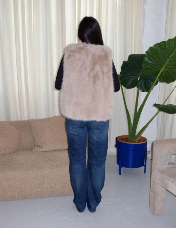 Vue dos gilet fausse fourrure sans manches