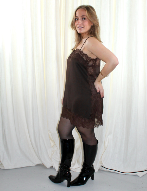 top dentelle marron porté mini robe avec détail dentelle
