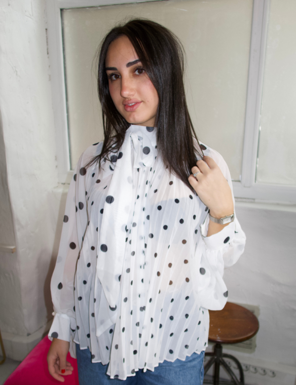 Blouse blanche pois portée look chic