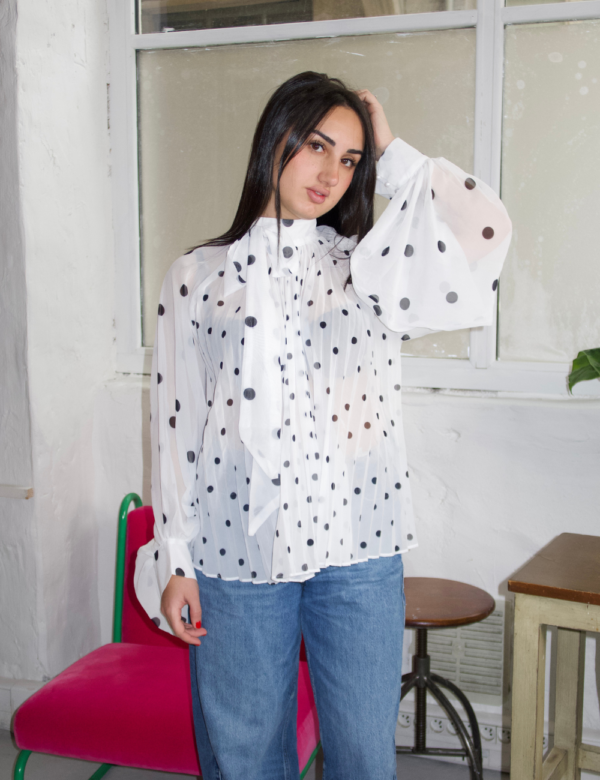 Blouse blanche pois portée look chic