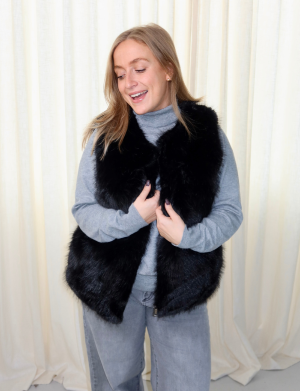 79 Gilet fourrure noire sans manches femme Ambre