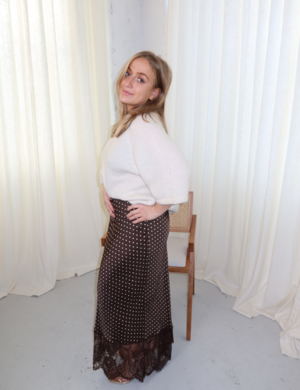 Jupe marron pois dentelle portée look élégant