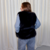 81 vue de dos gilet en fourrure sans manches look gris