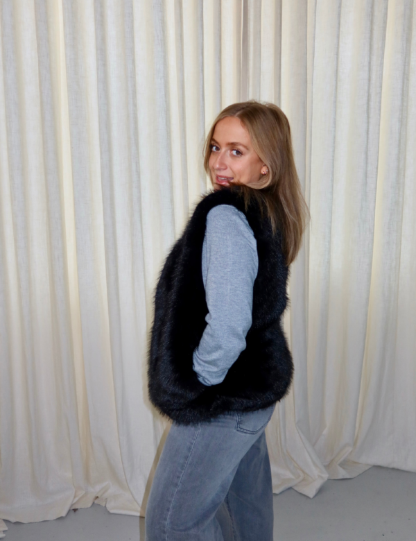 82 Vue coupe fluide gilet fourrure noir