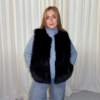 84 Gilet fourrure noire porté look chic