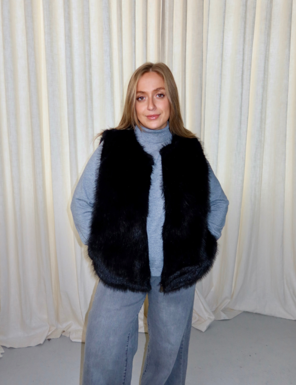 84 Gilet fourrure noire porté look chic