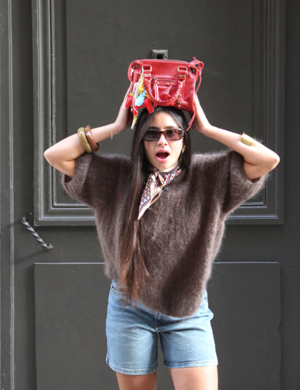 Visuel site .png Sac cuir rouge stylisé avec tenue casual