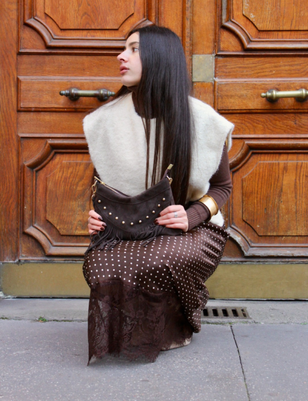 Sac suède marron franges porté look bohème rock