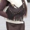 Détail franges suède et studs métalliques sac bohème