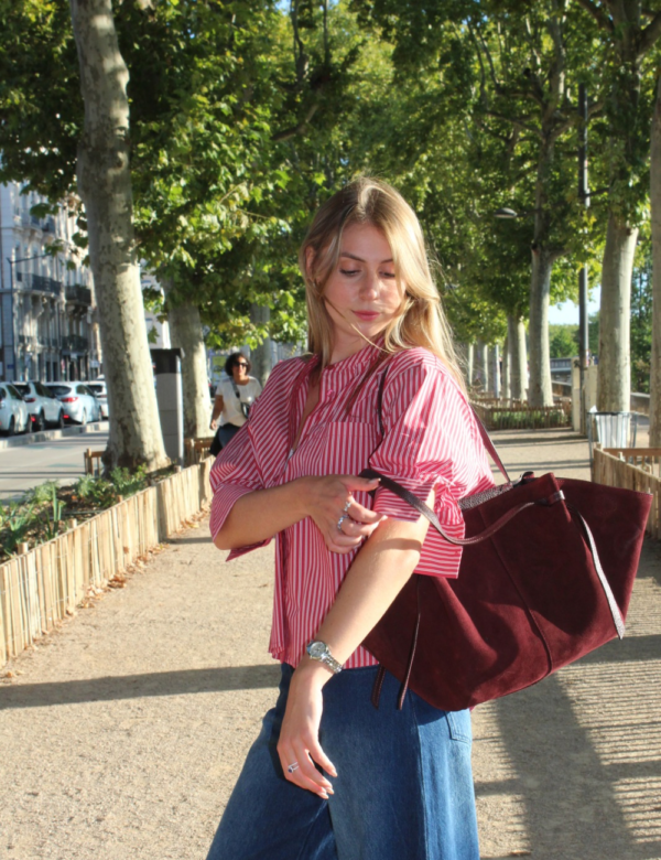 Visuel site - 44 Cabas suède bordeaux porté épaule look élégant