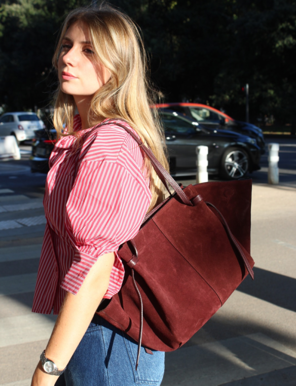 Visuel site - 48 Détail matière suédine douce cabas bordeaux