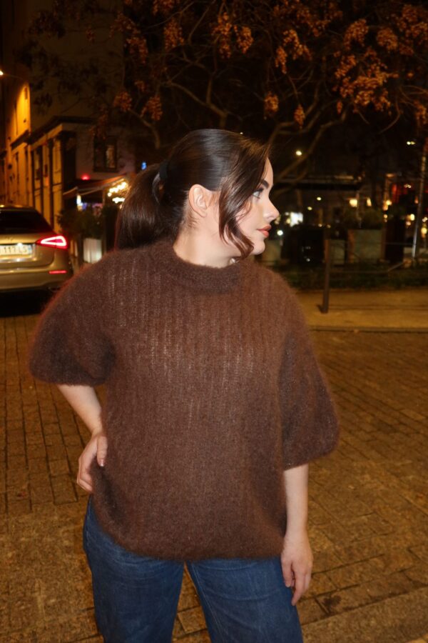 Détail maille nuage kid mohair chocolat profond